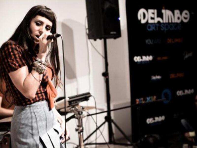 Artista cantando en vivo en el espacio de arte Delimbo.