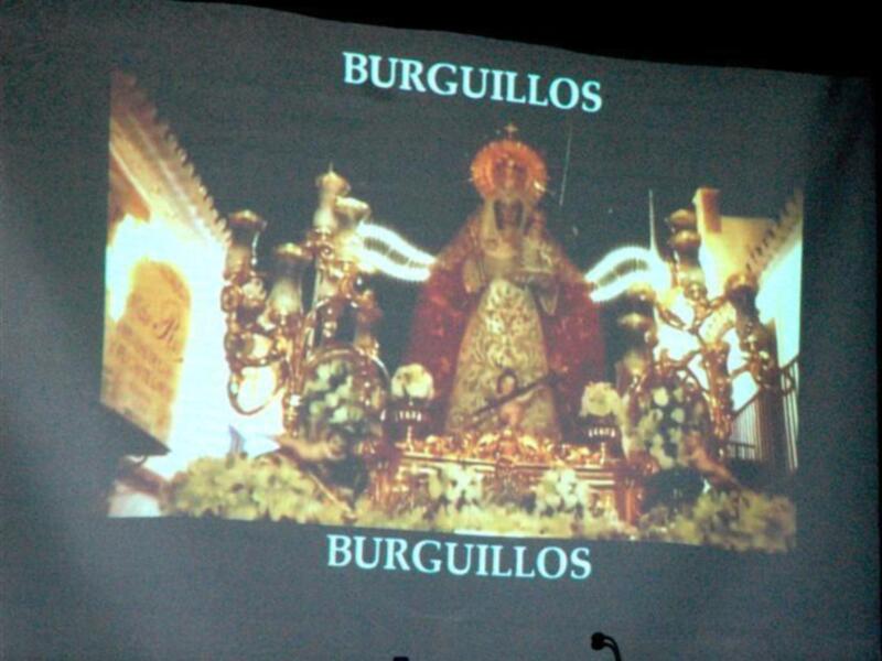Imagen de la Virgen de Burguillos en un altar, destacando su vestimenta y ornamentos.