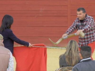 Ortega cano presenta en Yerbabuena el nuevo concurso de Canal Sur TV que enseña a torear a los famosos.