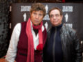 Dos hombres posan frente a un fondo con el logo del Teatro Quintero.