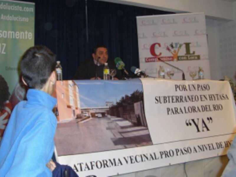 Presentación de una iniciativa para mejorar la infraestructura vial en Hytasa, con el lema 'Por un paso subterráneo para Lora del Río'.