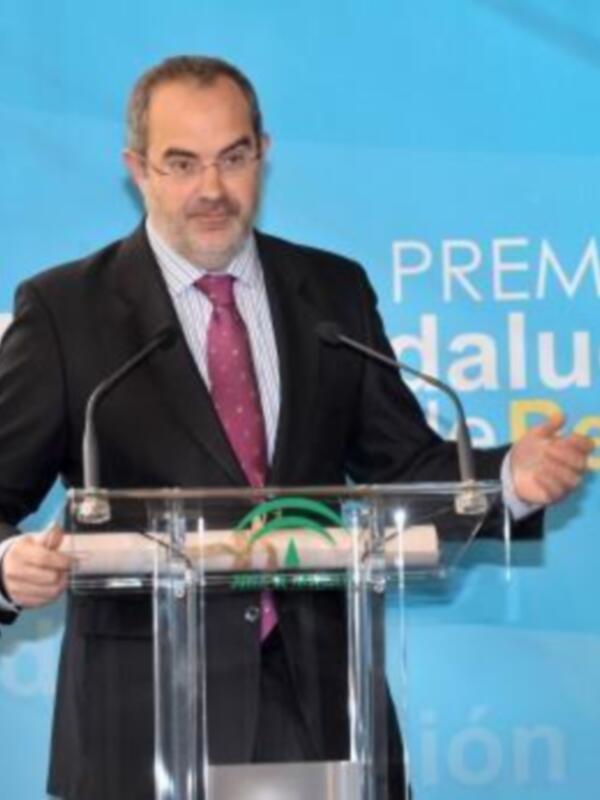 Persona hablando en un podio durante una ceremonia de premios en Andalucía.