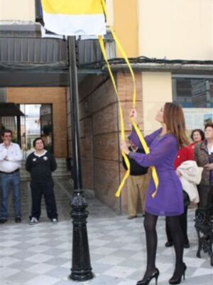 María José Suárez homenajeada por su pueblo natal acompañada de toda su familia
