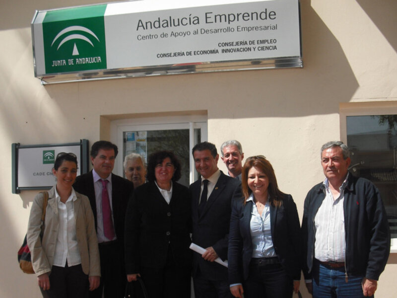 Grupo de personas frente al Centro de Apoyo al Desarrollo Empresarial de Andalucía Emprende.