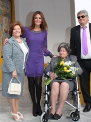 María José Suárez homenajeada por su pueblo natal acompañada de toda su familia