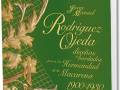 Cubierta del libro 'Juan Manuel Rodríguez Ojeda: diseños y bordados para la Hermandad de la Macarena 1900-1930', con detalles artísticos en dorado sobre fondo verde.