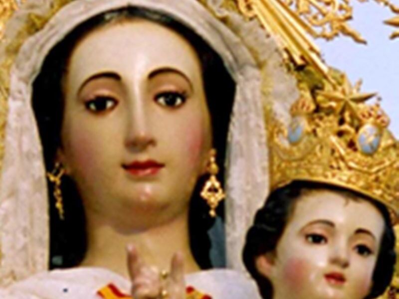 Retrato de la Virgen con Niño, adorno dorado y expresión serena.