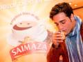 Un hombre bebe café en un anuncio de Saimaza, con el lema "Empieza bien el día".