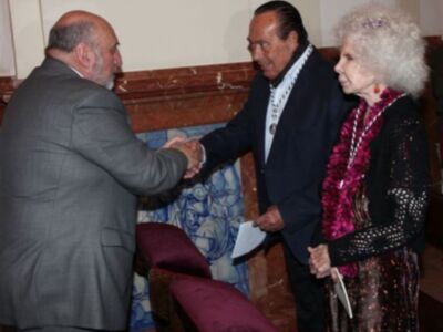 Curro Romero, primera salida pública tras salir del hospital para hacerse hermano del cachorro junto a Carmen Tello y Cayetana de Alba