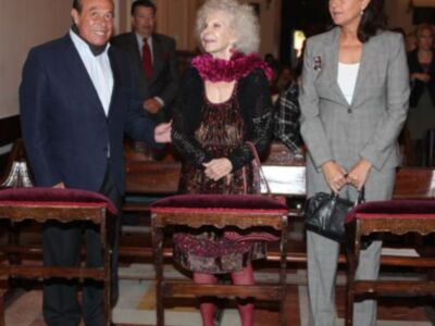 Curro Romero, primera salida pública tras salir del hospital para hacerse hermano del cachorro junto a Carmen Tello y Cayetana de Alba