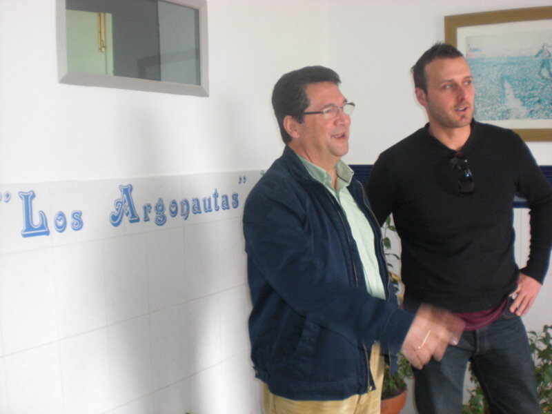 Dos hombres conversando en la entrada de 'Los Argonautas'.