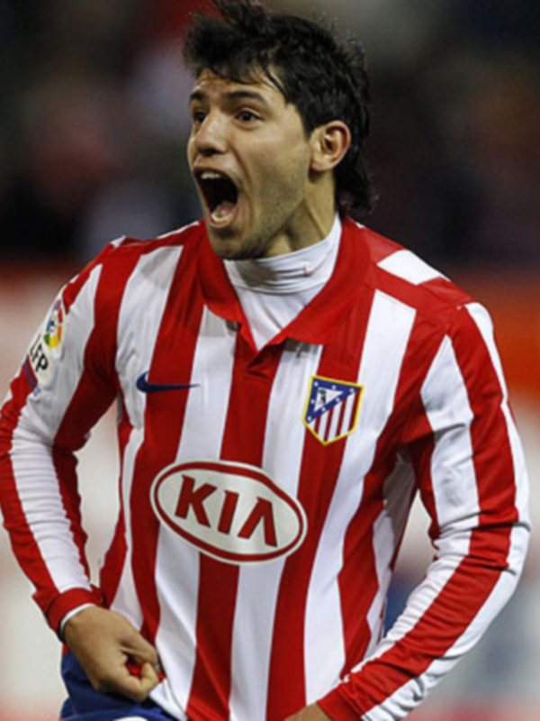 Jugador del Atlético de Madrid celebrando con un gesto de alegría en el estadio.
