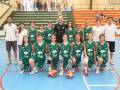Equipo femenino de baloncesto en verde con patrocinador Unidelle, posando en cancha.