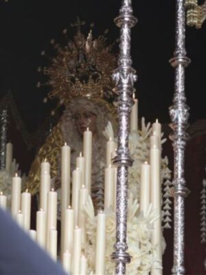 Fran Rivera comienza a vivir la semana santa de Sevilla con su escudo de cofrade en la solapa 