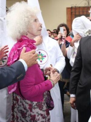 La Duquesa de Alba disfruta de la semana santa de Sevilla a pie de calle, como una sevillana más