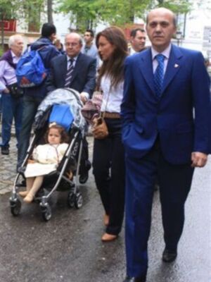 José María del Nido y Laura Marcos disfrutaron de la semana santa sevillana junto a sus hijos menores  