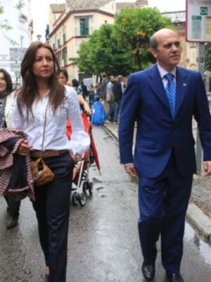 José María del Nido y Laura Marcos disfrutaron de la semana santa sevillana junto a sus hijos menores  