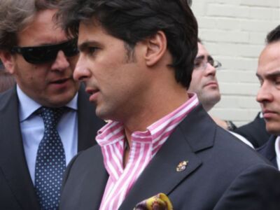 Fran Rivera comienza a vivir la semana santa de Sevilla con su escudo de cofrade en la solapa 