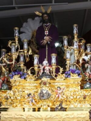Fran Rivera comienza a vivir la semana santa de Sevilla con su escudo de cofrade en la solapa 