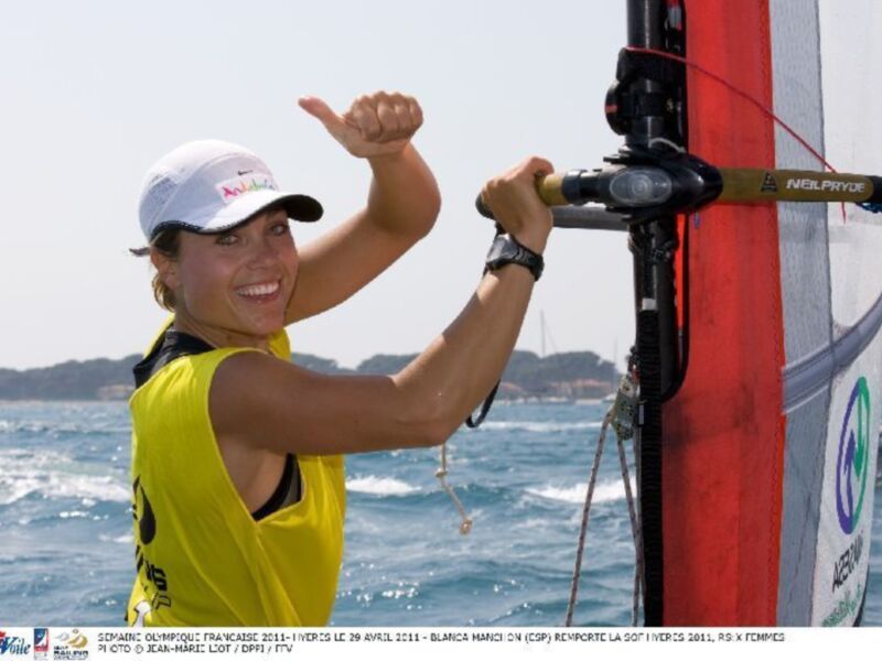 Campeona Blanca Manchin celebra su victoria en la regata de vela RS:X femenina en Ivercs 2011.