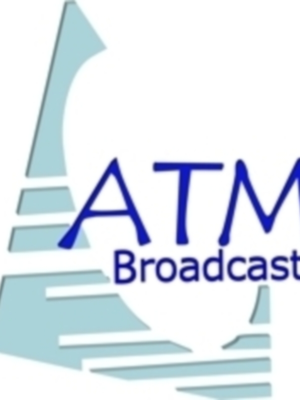 Logo de ATM Broadcast, una empresa de televisión que transmite noticias y programas de entretenimiento.