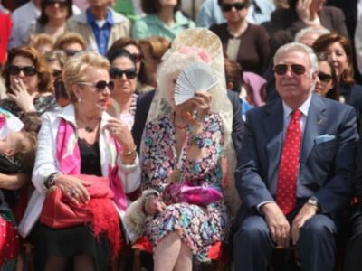 La Duquesa de Alba, con mantilla, madrina de la exhibición de enganches  