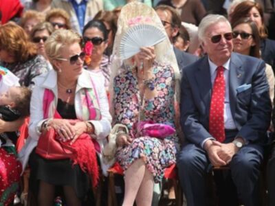 La Duquesa de Alba, con mantilla, madrina de la exhibición de enganches  