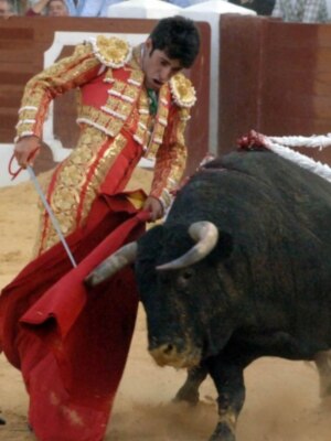Los tres toreros a hombros en la segunda de Osuna
