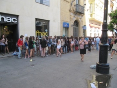 600 personas hacen cola para ver a Mario Casas en FNAC