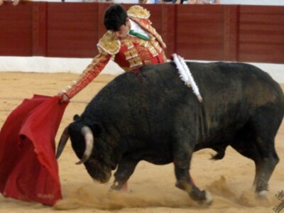 Los tres toreros a hombros en la segunda de Osuna