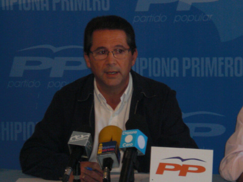 Persona hablando en rueda de prensa del Partido Popular (PP) en Chipiona.