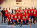 Equipo de baloncesto femenino posando en el gimnasio municipal de Córdoba.
