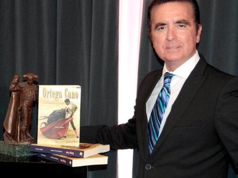 El actor César Gómez posa junto a su libro 'Ortega Cano' en una presentación.