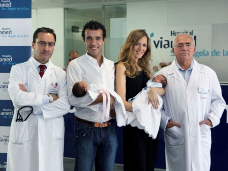 Familia con recién nacido en el Hospital Sta. Ángela de la Cruz, Viamed.