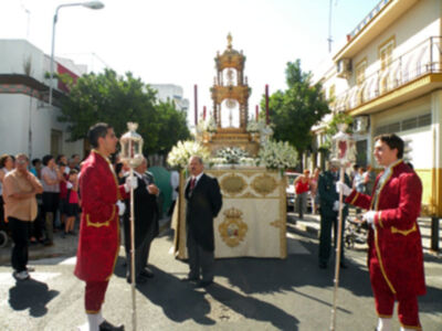 Solemne Procesión Eucarística, por las calles de la barriada Sevillana del Cerro del Águila‏
