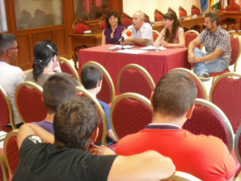 Reunión en sala de conferencias con personas participando en una discusión.