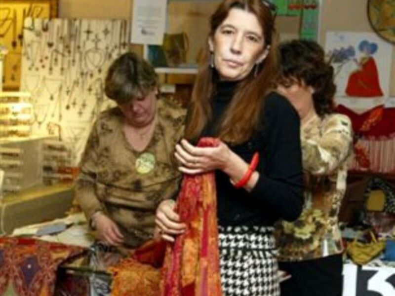 Mujeres explorando artículos en una tienda de antigüedades o mercadillo.