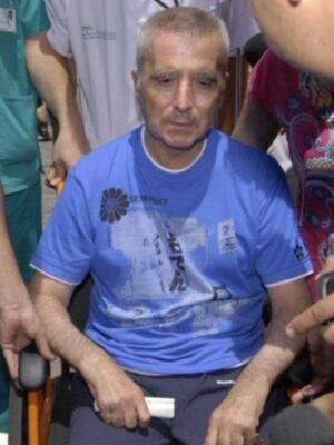 Ortega Cano dado de alta mucho más delgado, pelo corto canoso, agradecido y con un rosario 