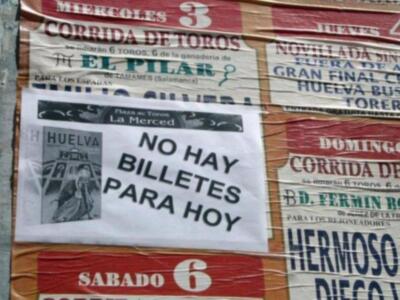 Susto y voltereta de José Tomás que sufrió una cogida en Huelva sin consecuencias