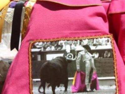 Susto y voltereta de José Tomás que sufrió una cogida en Huelva sin consecuencias