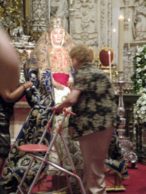 Sevilla se rinde a sus pies. (Reina de los Reyes)