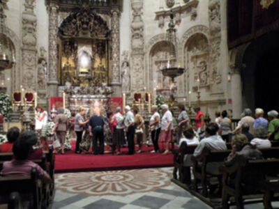 Sevilla se rinde a sus pies. (Reina de los Reyes)