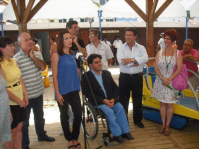 El director general de Personas con Discapacidad conoce la marcha del programa de baños de las playas de Chipiona