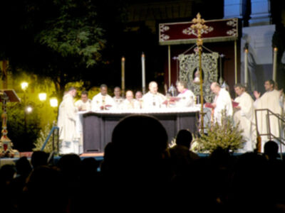 Eucaristía presidida, por el arzobispo y el obispo auxiliar de Sevilla en la Plaza del Triunfo de la capital Hispalense