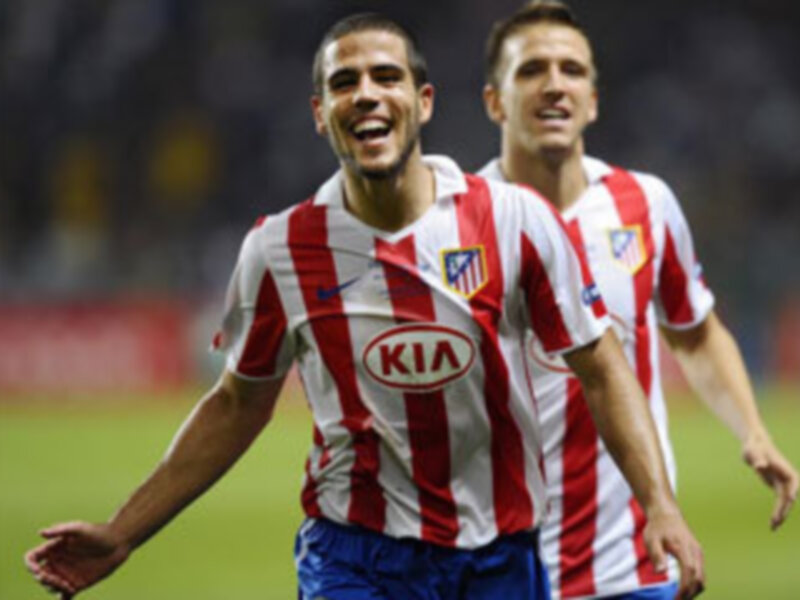 Jugador de fútbol celebrándose en el campo de juego