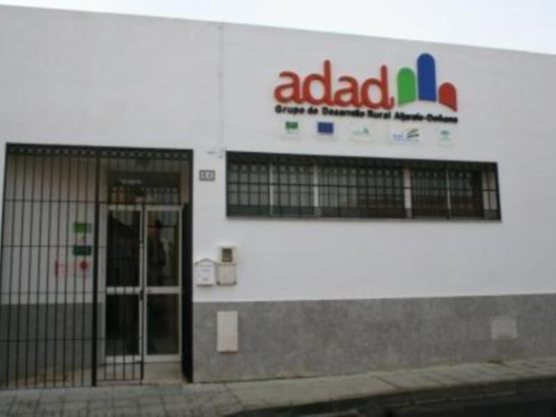 Fachada de una edificación con el logotipo 'adad' y el nombre 'Grupo de Desarrollo Rural Alpedro-Orhena' en la parte superior, junto a logos de instituciones europeas.