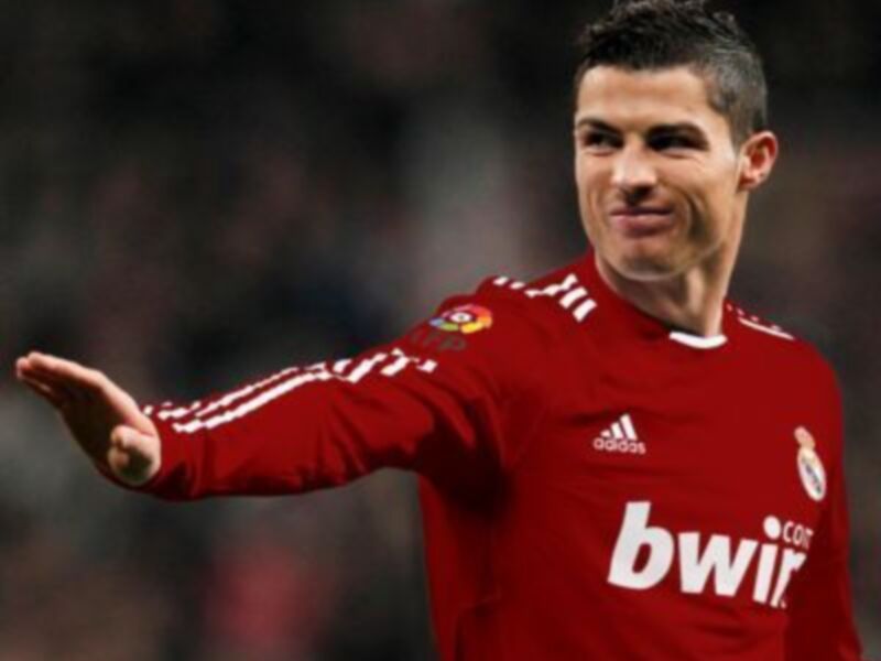 Jugador de fútbol en la cancha, vestido con la camiseta del Real Madrid.