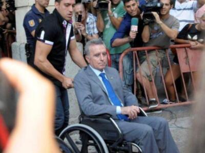Ortega Cano reaparecio para declarar ante el juez sereno, vestido de chaqueta y corbata , convaleciente y en silla de ruedas junto a su hijo Jose Fernando