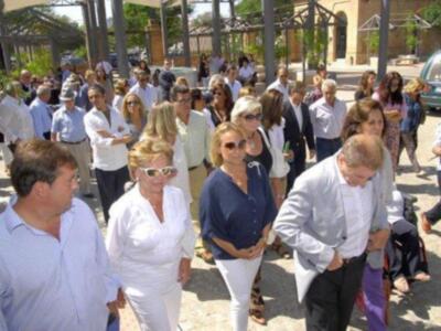 Litri, Carolina Herrera, Curro Romero, Carmen Tello acompañan a Julio Aparicio en el entierro de su madre la bailaora Maleni Loreto en Sevilla