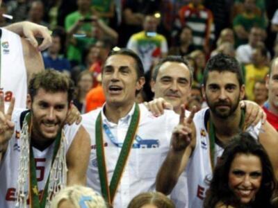 El príncipe Felipe felicita a la selección española de baloncesto en el vestuario tras quedar campeones de Europa por segunda vez consecutiva